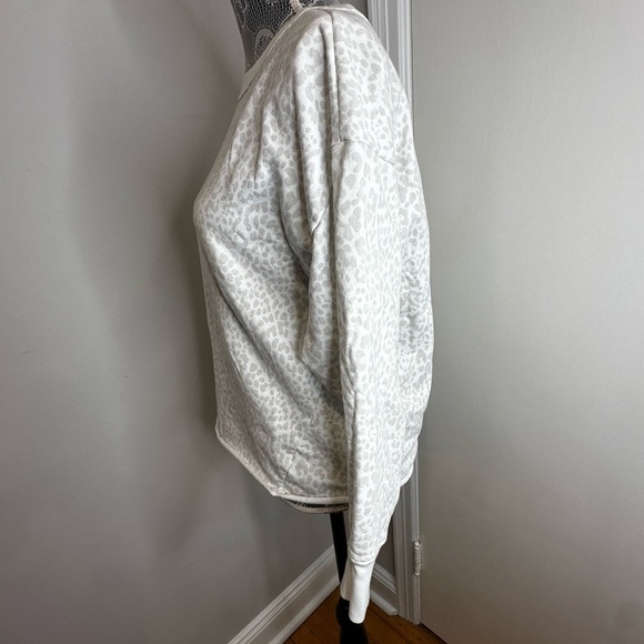 GAP Women's Sweater Grey White Cheetah Print Crew Neck Sweatshirt. Raw Hem. Sz:S - Picture 10 of 10